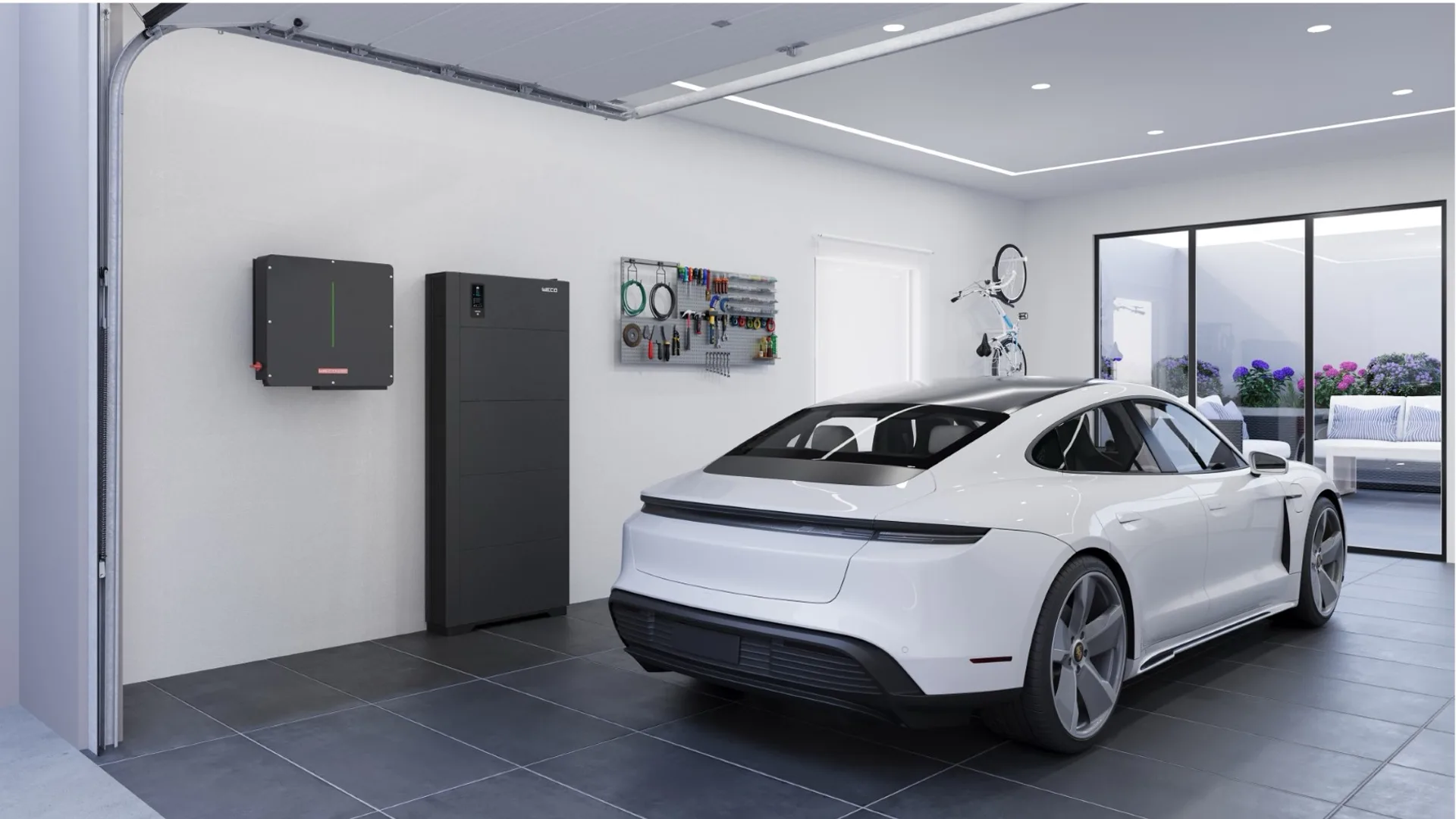 Batterie et onduleur WeCo installés dans le garage d'une maison, véhicule électrique en charge